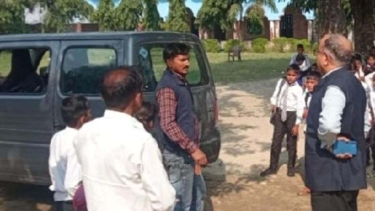 sdm was surprised to see 21 students sitting in eco jasrana firozabad news in hindi