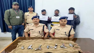 बरामद टोटी और चोरों के साथ धनबाद आरपीएफ के अधिकारी।