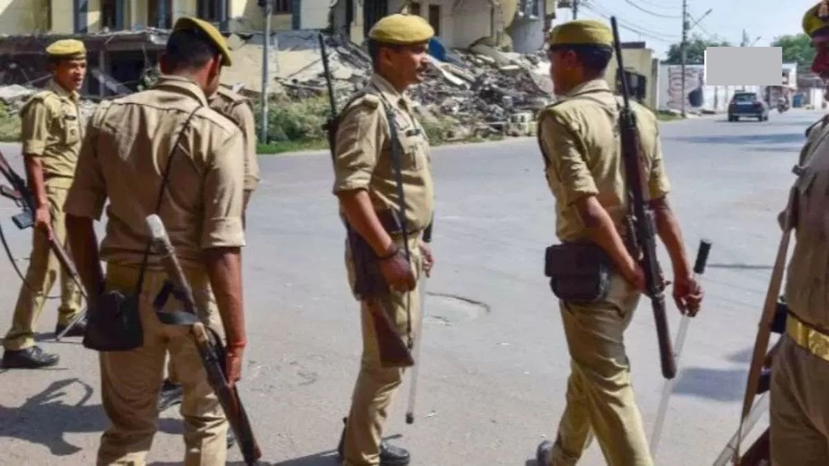 delhi police arresting fugitive assaulted in hathras district