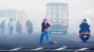 दिल्ली-NCR में प्रदूषण के बीच कोहरे ने दी दस्तक (फोटो- एएनआई)