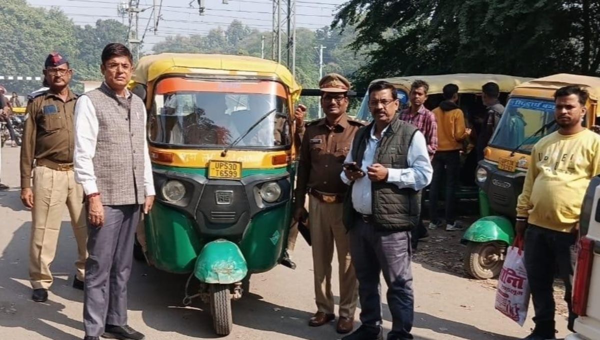 gorakhpur 16 autos challaned 8 seized near cantt station