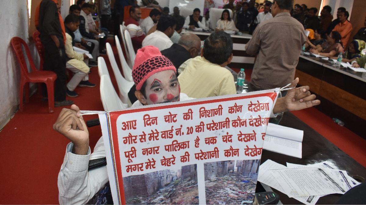 councillors dressed as clowns created ruckus shouted slogans and threw bottles at the municipal board meeting