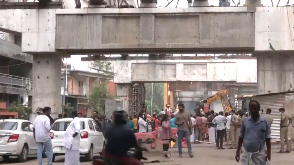 major accident during construction on aroorthuravoor highway in kerala