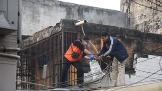 विस्फोट तीसरे दिन भी लोगों के शरीर के अंग मिलने का सिलसिला जारी। 350- 400 मीटर की दूरी पर दिगंबर जैन लाल मंदिर के पीछे लाजपत राय मार्केट के एक गेट के ऊपर लगे शेड पर मिला पूरा हाथ का हिस्सा। जागरण