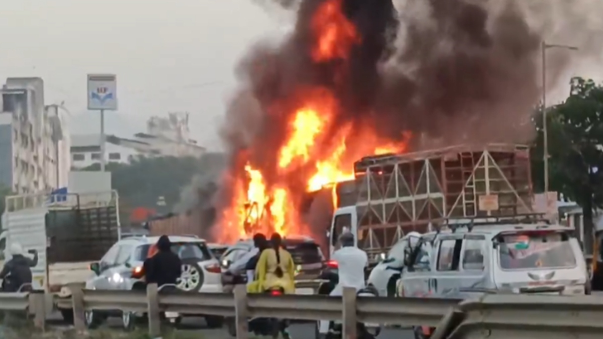 pune highway accident container truck collision kills 6