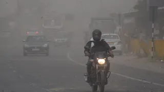 गर्म कपड़ों में कैद बाइक सवार। फाइल फोटो
