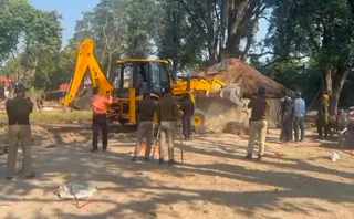उत्तर प्रदेश सिंचाई विभाग और प्रशासन की टीम ने मेला भूमि पर हुए अतिक्रमण को हटाया। जागरण
