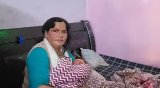 खुर्जा के मोहल्ला बारादरी पंजाबीयान में रिहाना की गोद में नवजात बच्ची। जागरण