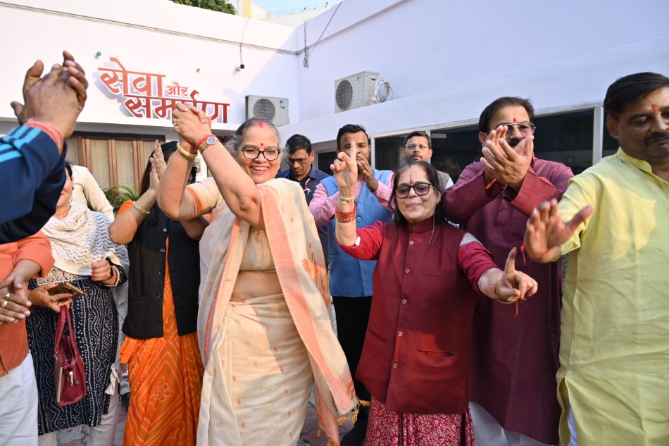 bihar election victory lucknow mayor celebrates with dance and sweets