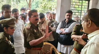 ढिकौली गांव के प्राथमिक विद्यालय नं. दो पर हंगामा करते स्वजन को समझाती पुलिस। जागरण