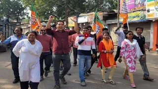 बिहार विधानसभा चुनाव में जीत का दुर्गापुर में जश्न मनाते भाजपा के नेता-कार्यकर्ता।