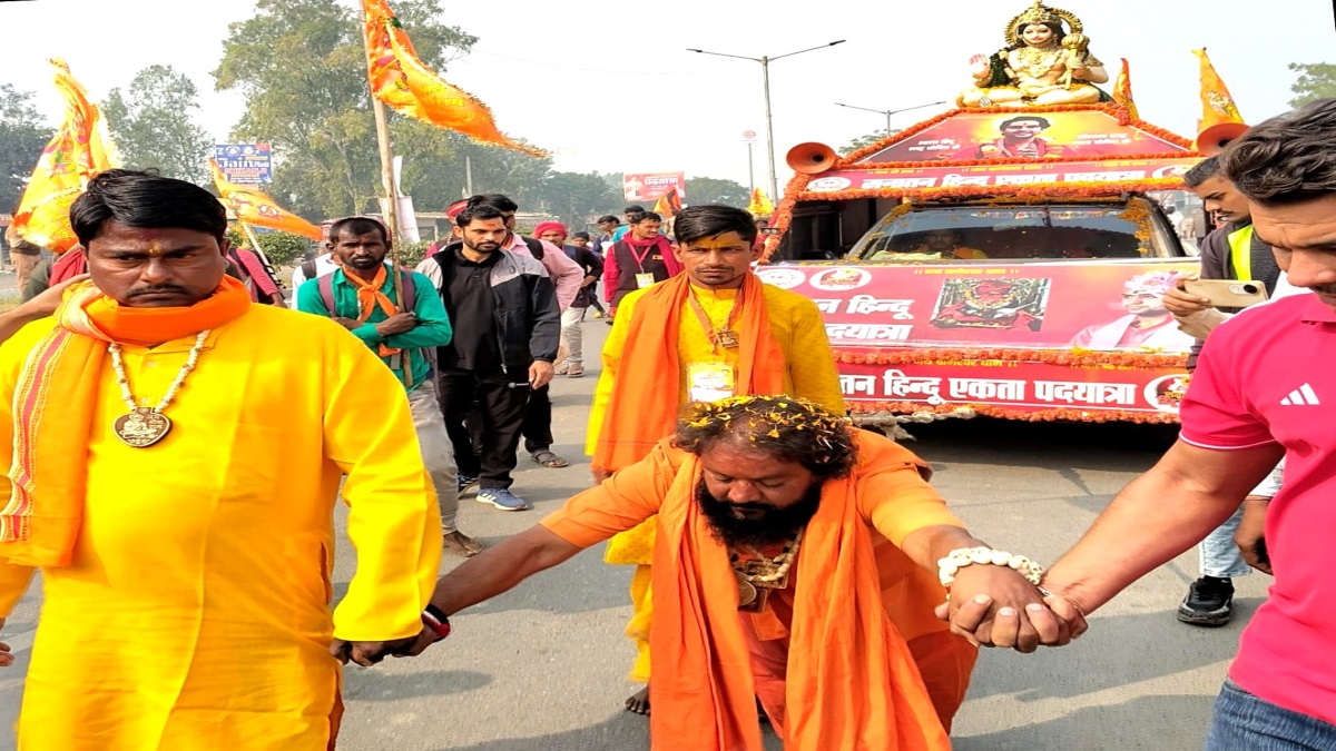 sanatan ekta yatra badri of madhya pradesh is pulling the chariot from the hairs