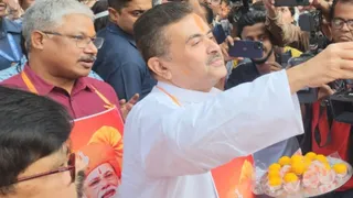 बिहार में जीत का जश्न मनाती बंगाल भाजपा।