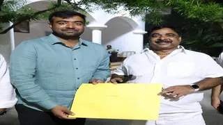 अपने पुत्र और कहलगांव विधानसभा सीट से राजद प्रत्याशी रजनीश यादव के साथ झारखंड के श्रम मंत्री संजय यादव।
