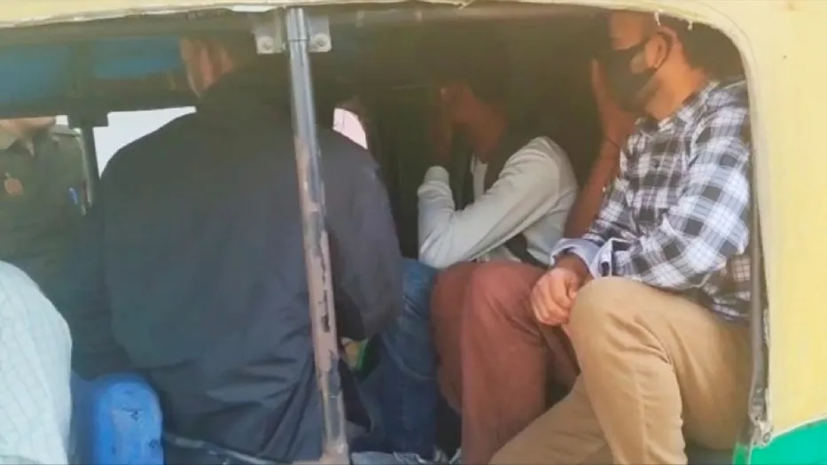 कुशीनगर में आपत्तिजनक हालत में मिले 22 युवक-युवती, पुलिस ने छापेमारी कर होटल को किया सील
