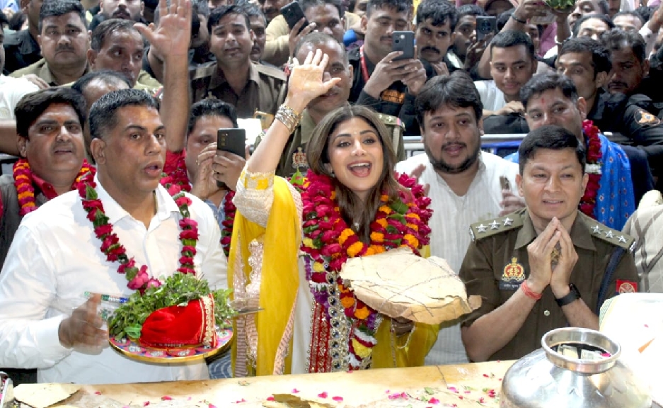 shilpa shetty visits banke bihari temple in vrindavan