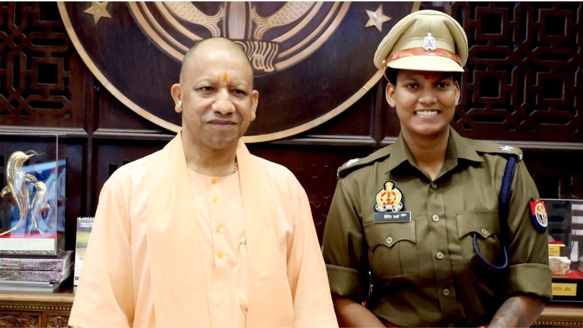 women cricket world cup winner team member deepti sharma of up met cm yogi adityanath and dgp in lucknow