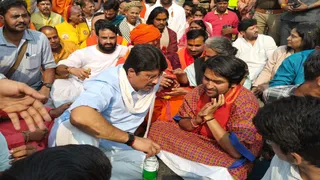 मथुरा में शुक्रवार सुबह धीरेंद्र कृष्ण शास्त्री से मुलाकात कुंडा विधायक रघुराज प्रताप सिंह। फोटो: कासिम खान