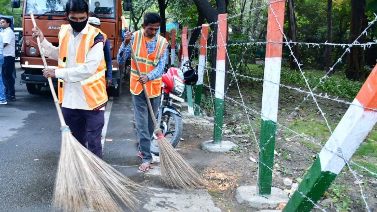 ghaziabad nagar nigam fir fine for waste hoarding