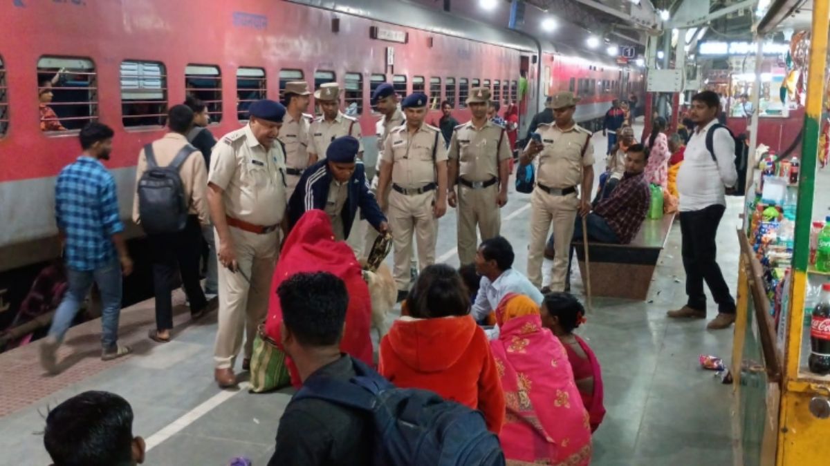 heightened security at jaynagar railway station after delhi blast