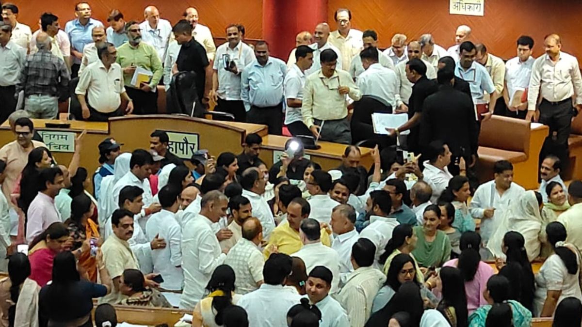 aap raises pollution issue in mcd amidst uproar waste disposal project approved