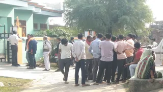 प्रयागराज के बारा स्थित लोहगरा में विवाहिता का रक्तरंजित शव मिलने के बाद जुटी भीड़। जागरण