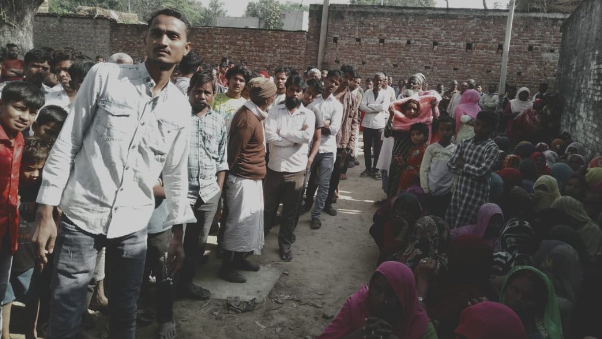 shravasti crime news couple and three children found in mysterious circumstances