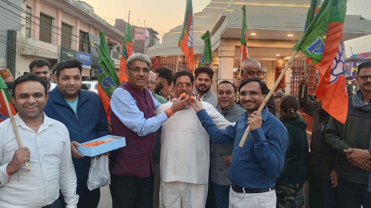 nda landslide victory in bihar assembly elections bjp distributed sweets to celebrate