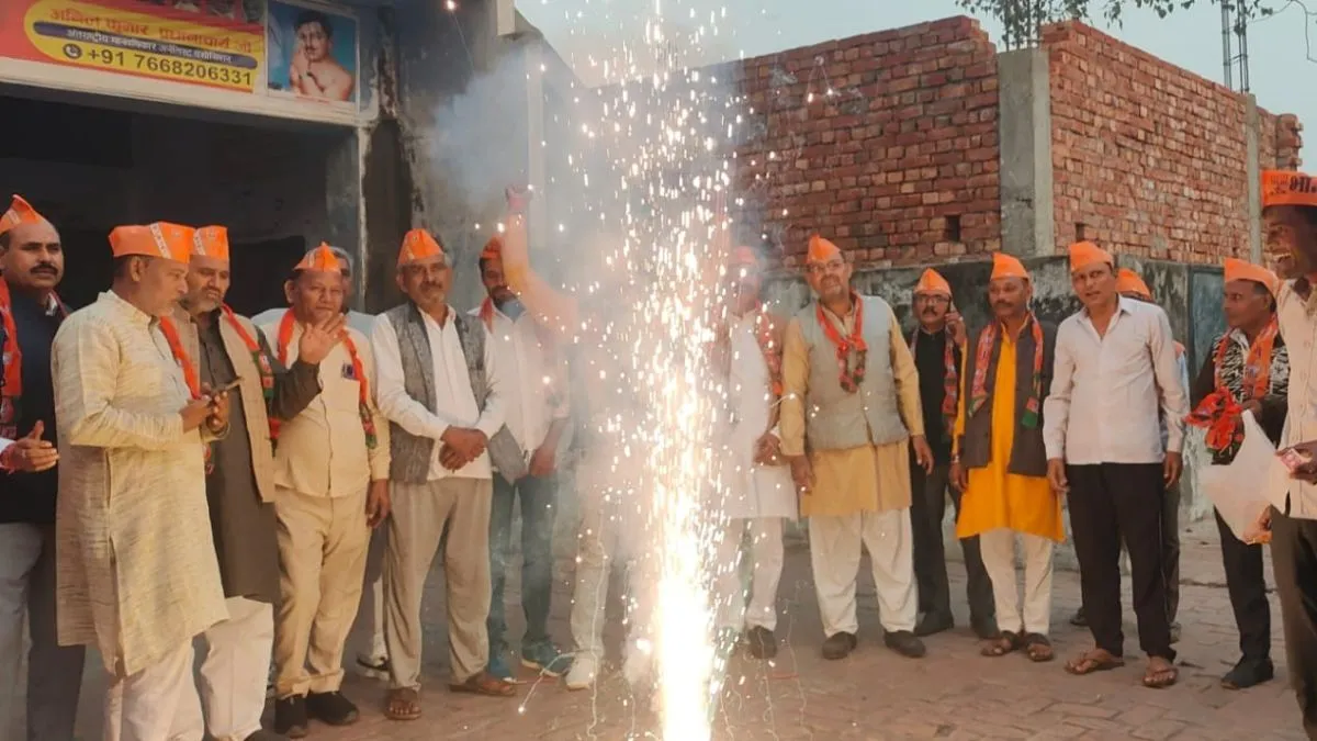 बिहार में NDA की प्रचंड जीत पर भाजपा ने आतिशबाजी कर बांटी मिठाई, बोले- यूपी के साथ बंगाल भी पक्का