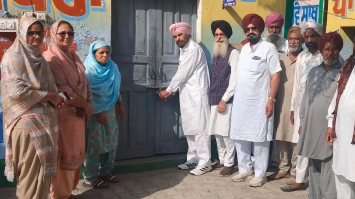 मानसा: नगर के विकास ना होने के कारण पार्षदों ने नगर पंचायत दफ्तर को जड़ा ताला, दिया धरना
