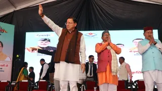 मुख्यमंत्री पुष्कर सिंह धामी गौचर मेले में पहुंचे मेलार्थियों का हाथ हिलाकर अभिवादन स्वीकार करते हुए।
