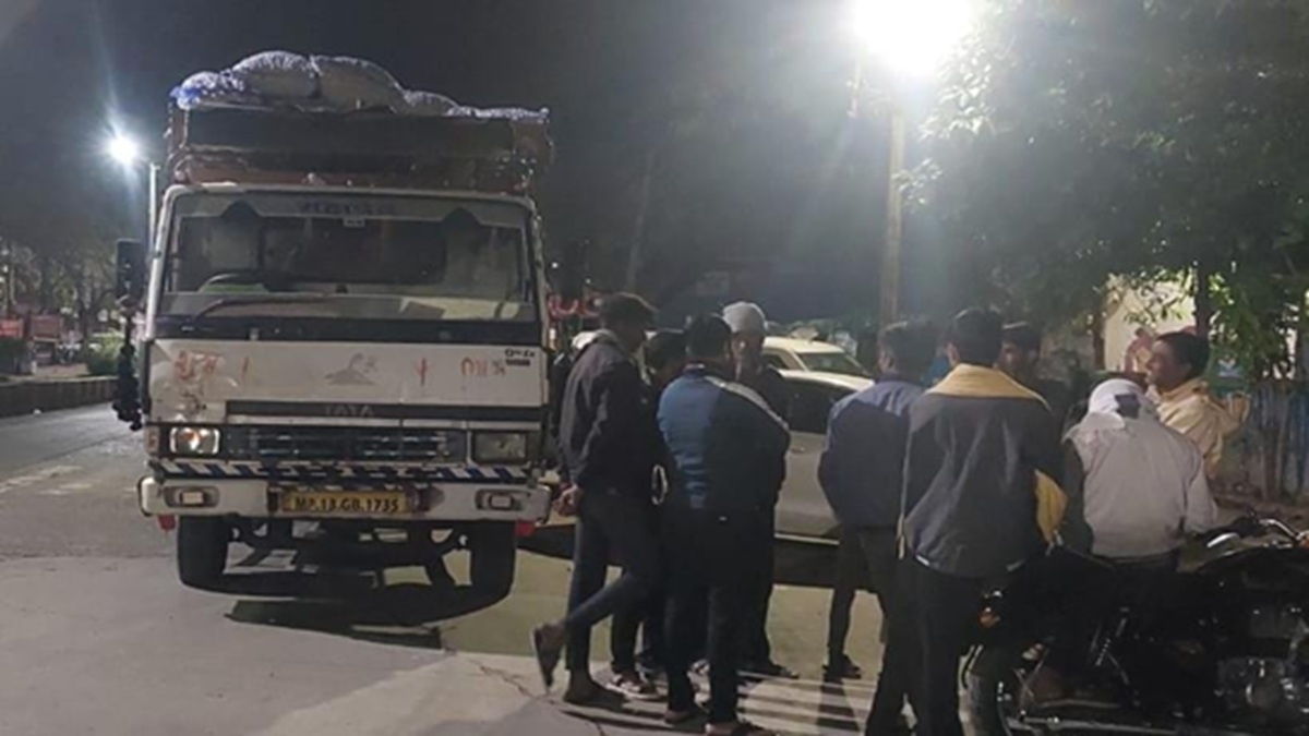 two accused caught unloading sacks of garlic from a moving vehicle in ratlam