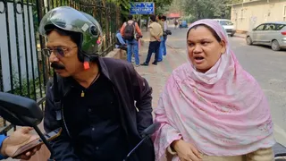 मोर्चरी के बाहर डाक्टरों की लापरवाही की जानकारी देते मृतक जुम्मन के चाचा इदरीस व बहन नाजमा। जागरण