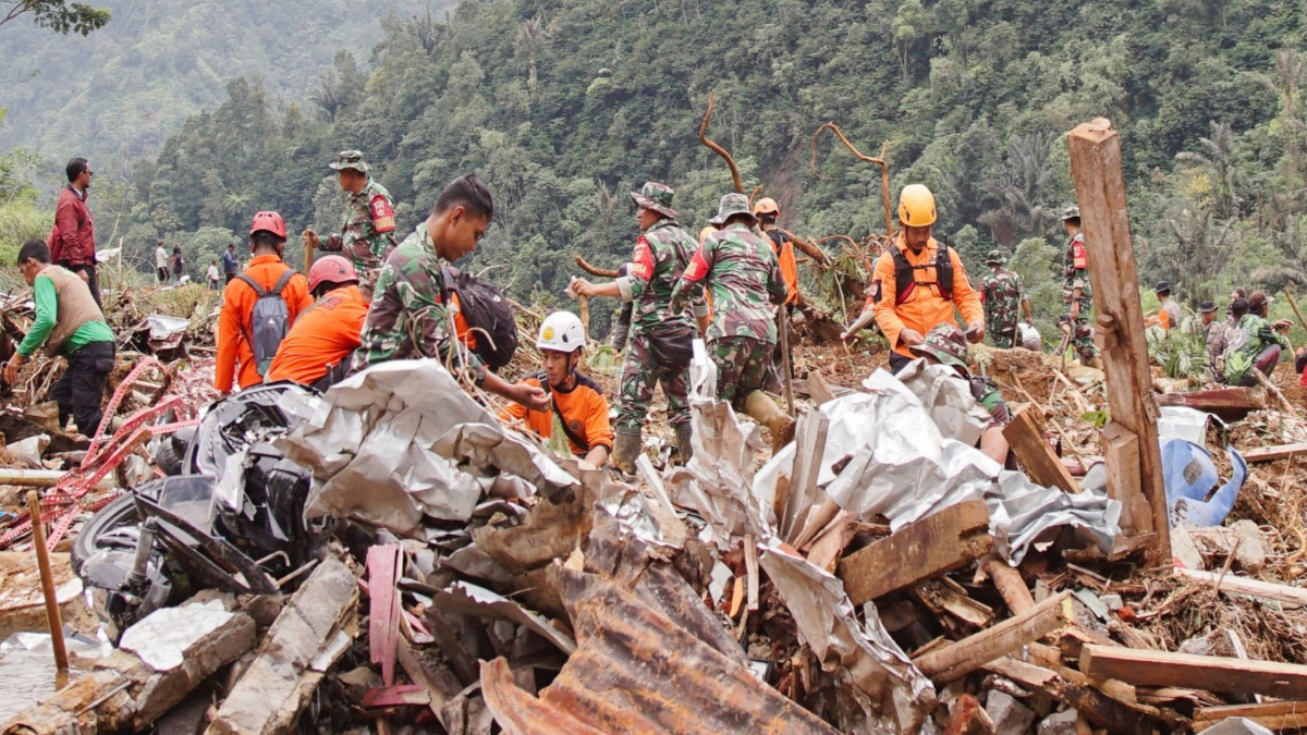 indonesia landslide 2 dead 21 missing after java landslide
