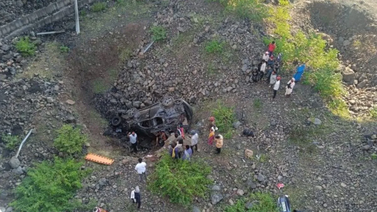 दिल्ली–मुंबई एक्सप्रेसवे पर दर्दनाक हादसा, रतलाम में बेकाबू कार खाई में गिरी; पांच लोगों की मौत
