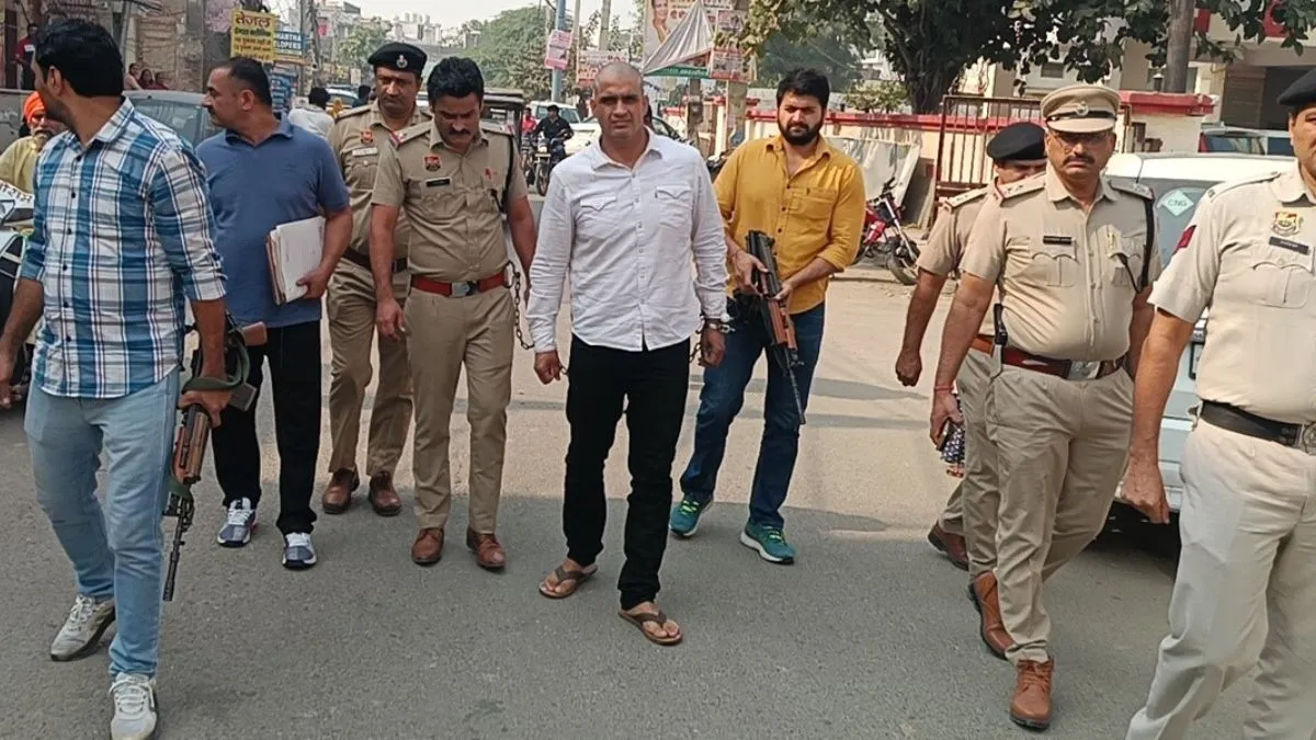 हरियाणा में हथकड़ी पहनाकर पुलिस ने कराई पूर्व सरपंच की परेड, हत्या के आरोप में किया गया है गिरफ्तार