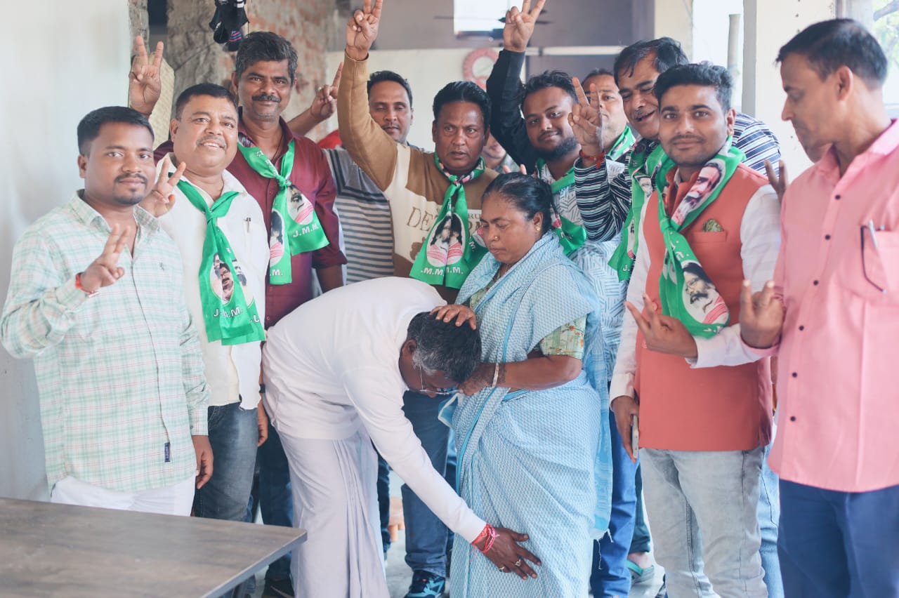 ghatsila byelection somesh seeks mothers blessings for victory