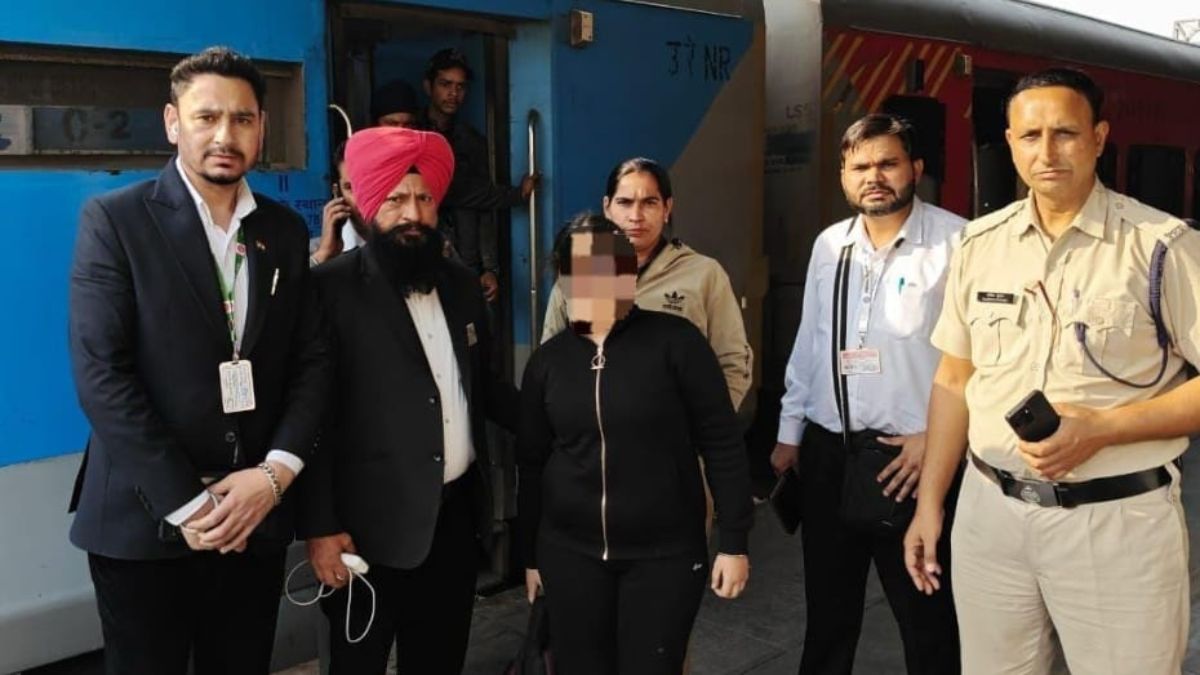 minor girl who ran away from home was found on amritsar delhi intercity express railway staff reunited her with her family