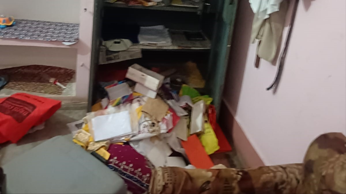 amethi bank employee home robbed jewelry and cash stolen