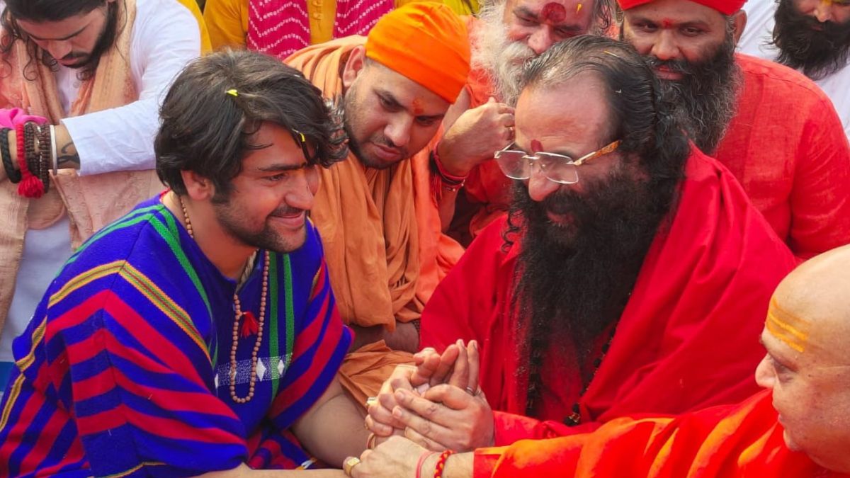 akhara parishad head joins dhirendra shastri padayatra