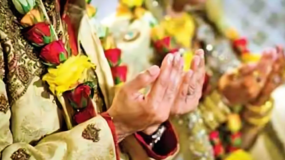 a woman who went to pakistan with a sikh group converted and married the sgpc attacked the government