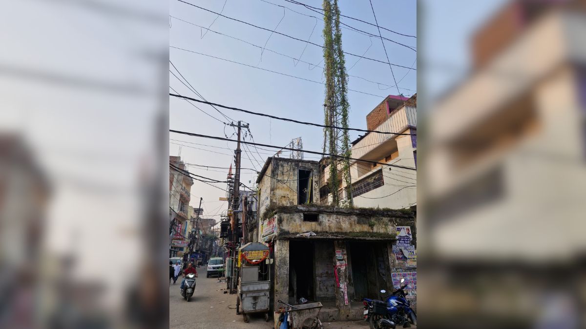 patna dilapidated police post building poses danger at patthar ki masjid chauraha