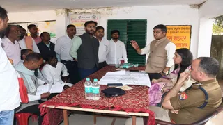 प्रयागराज के चंद्रसेन गांव में मंडलायुक्त सौम्या अग्रवाल के साथ हुई बैठक में ग्रामीणों से बातचीत करते डीएम मनीष कुमार वर्मा। सौजन्य : सूचना विभाग