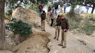 प्रयागराज के थरवई में लखरावा गांव में युवती का शव मिलने के बाद घटनास्थल की जांच करते डीसीपी गंगानगर कुलदीप सिंह गुनावत। जागरण