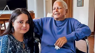 पिता लालू यादव के साथ रोहिणी आचार्य। फाइल फोटो