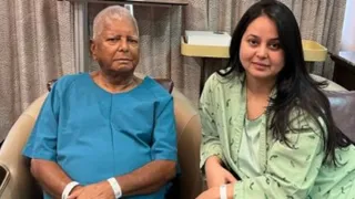 पिता लालू यादव के साथ रोहिणी आचार्य। फाइल फोटो