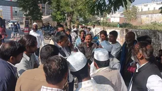 रुड़की सिविलल अस्पताल की मोर्चरी के बाहर खड़े ग्रामीण: जागरण