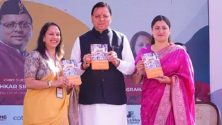 वेणु अग्रहारा ढ़ींगरा द्वारा लिखित पुस्तक लीडिंग लेडीज ऑफ इण्डिया पुस्तक का विमोचन किया। सूवि