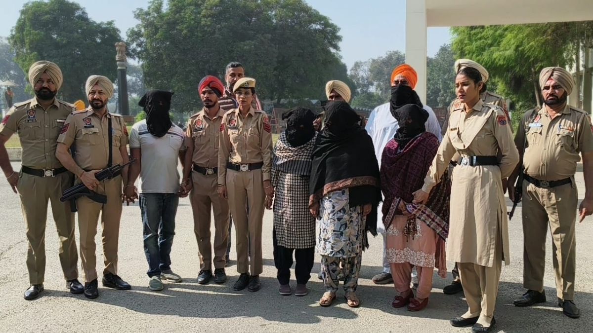 blackmail gang busted in faridkot 6 arrested including 3 women police also recovered rs 8 lakh