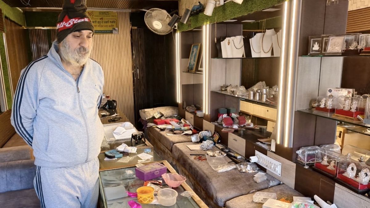 thieves steal half a kilo of gold 12 kg of silver and 14 lakh rupees in cash from a jewellery shop